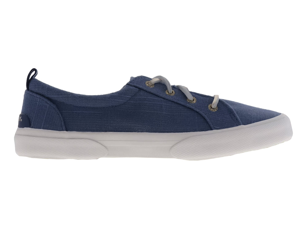 Zapato casual Sperry de tela color azul con suela blanca y agujetas coordinadas.