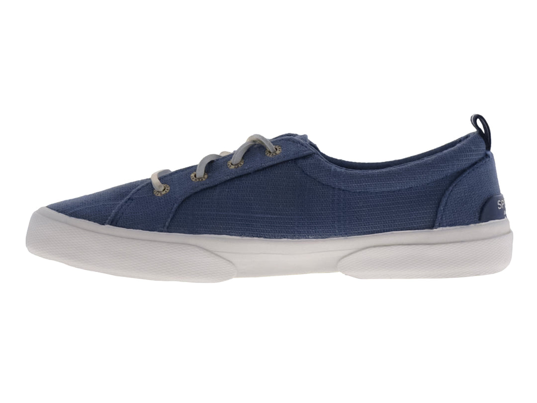 Zapato casual Sperry de tela color azul con suela blanca y agujetas coordinadas.