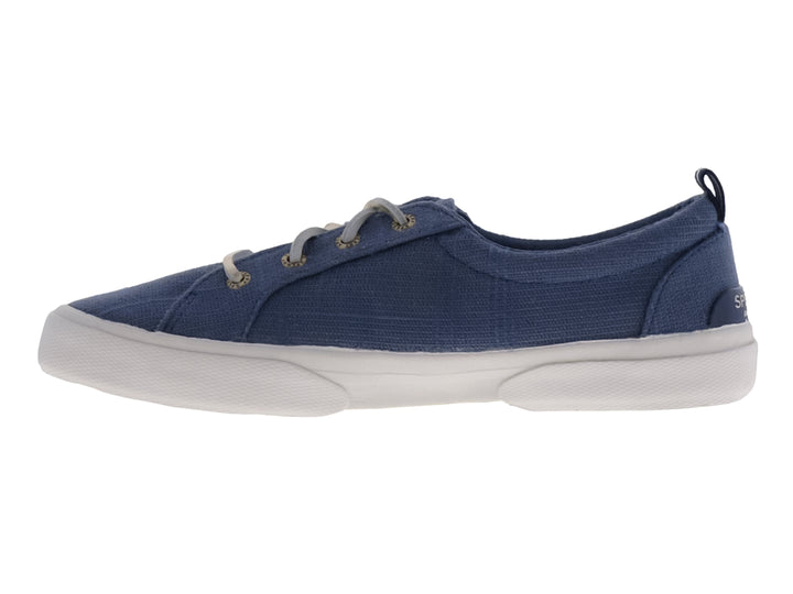 Zapato casual Sperry de tela color azul con suela blanca y agujetas coordinadas.