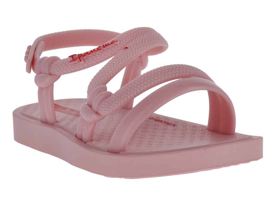 Sandalia Ipanema de color rosa claro con tiras texturizadas y suela plana.