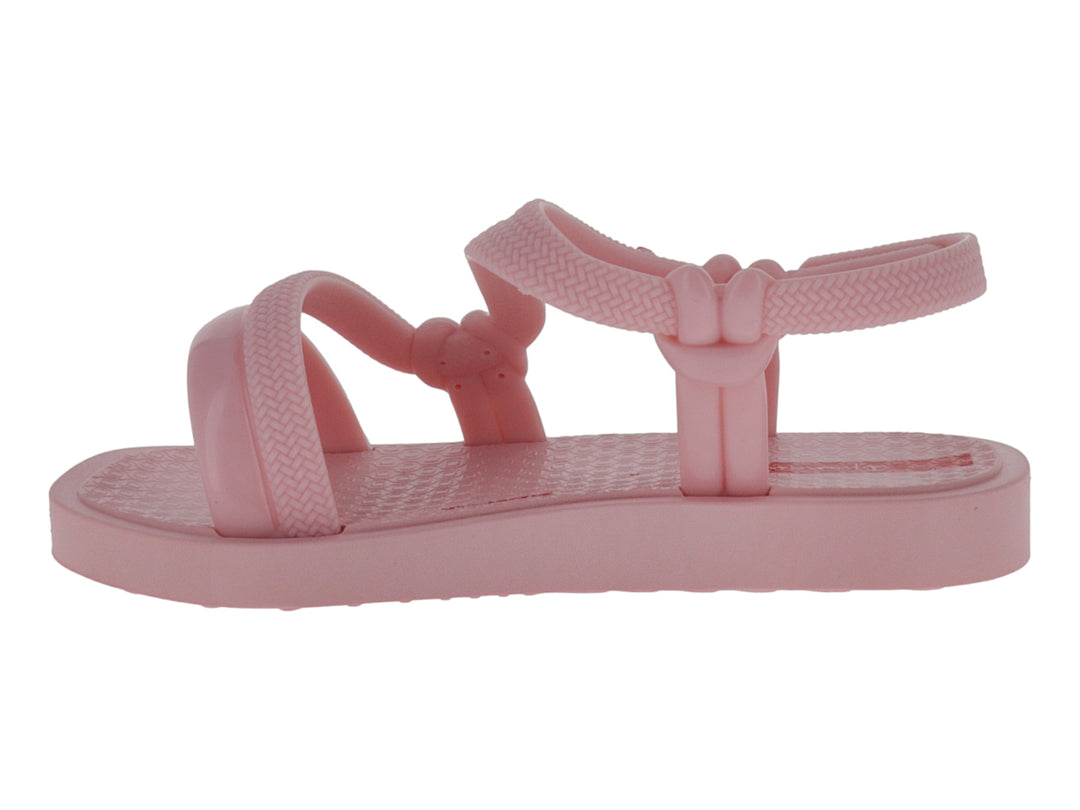 Sandalia Ipanema de color rosa claro con tiras texturizadas y suela plana.