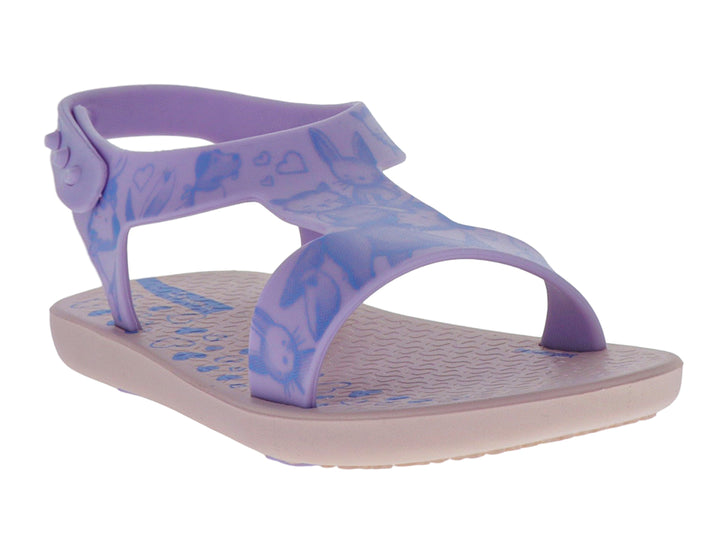 Sandalia Ipanema en tonos lila y azul con correa al tobillo y detalles estampados.