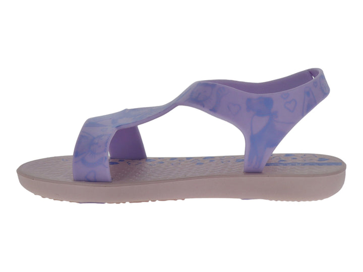 Sandalia Ipanema en tonos lila y azul con correa al tobillo y detalles estampados.