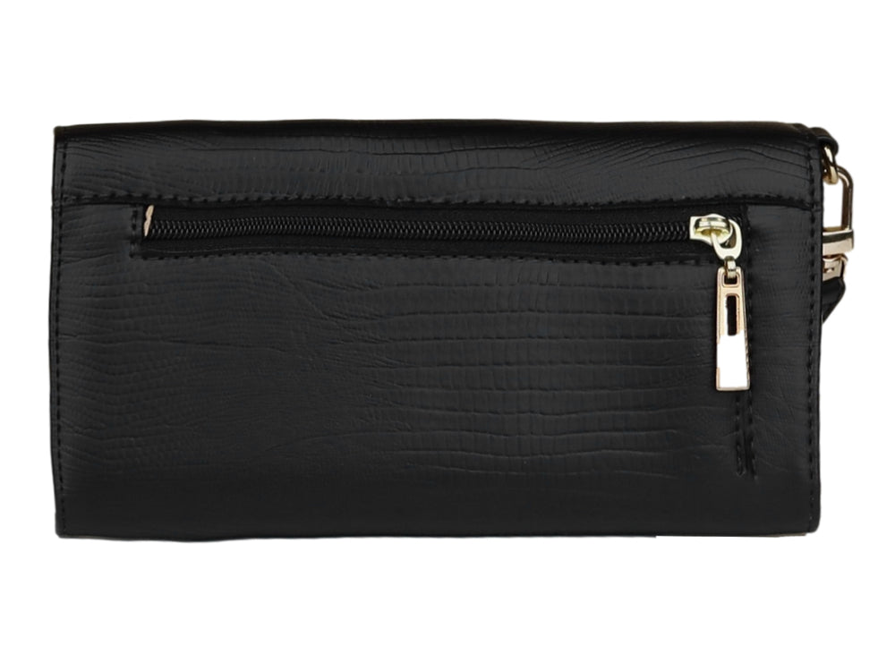 Bolso estilo cartera color negro con textura rugosa y detalle metálico dorado central de la marca Vizzano.