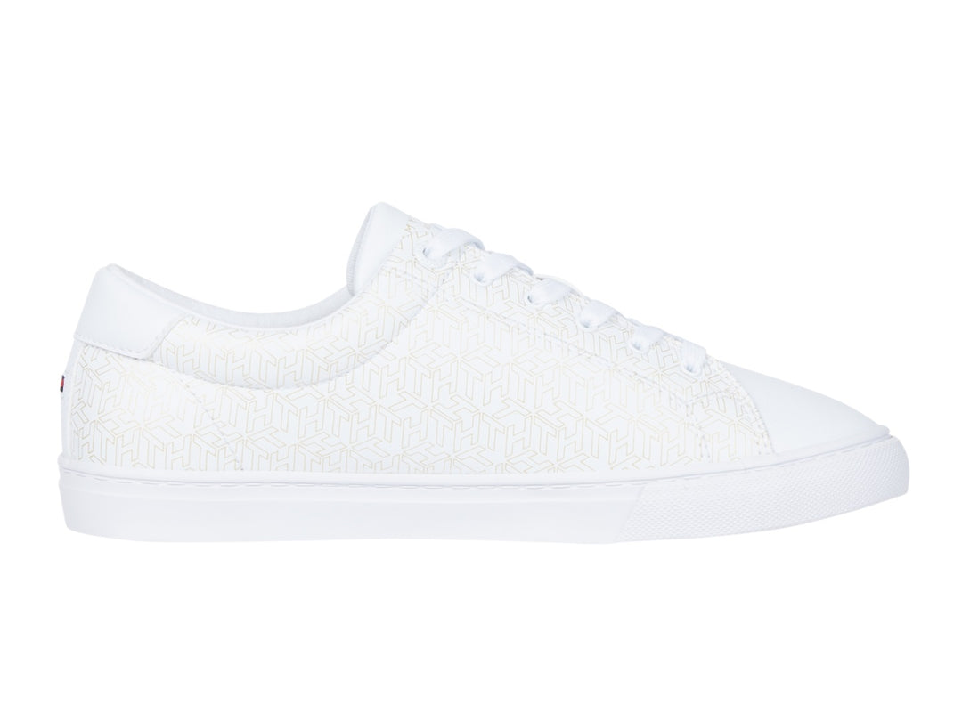 Tenis blancos Tommy Hilfiger con patrón de monograma en todo el cuerpo y suela blanca.