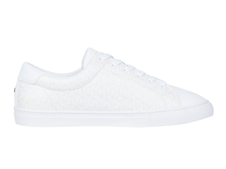 Tenis blancos Tommy Hilfiger con patrón de monograma en todo el cuerpo y suela blanca.
