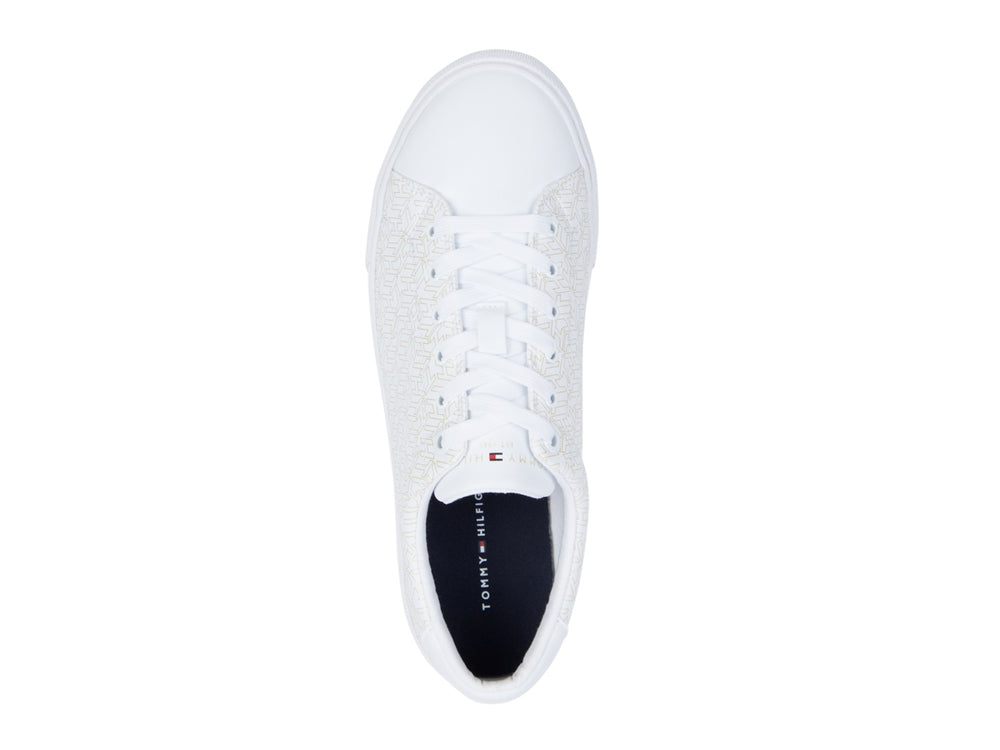 Tenis blancos Tommy Hilfiger con patrón de monograma en todo el cuerpo y suela blanca.