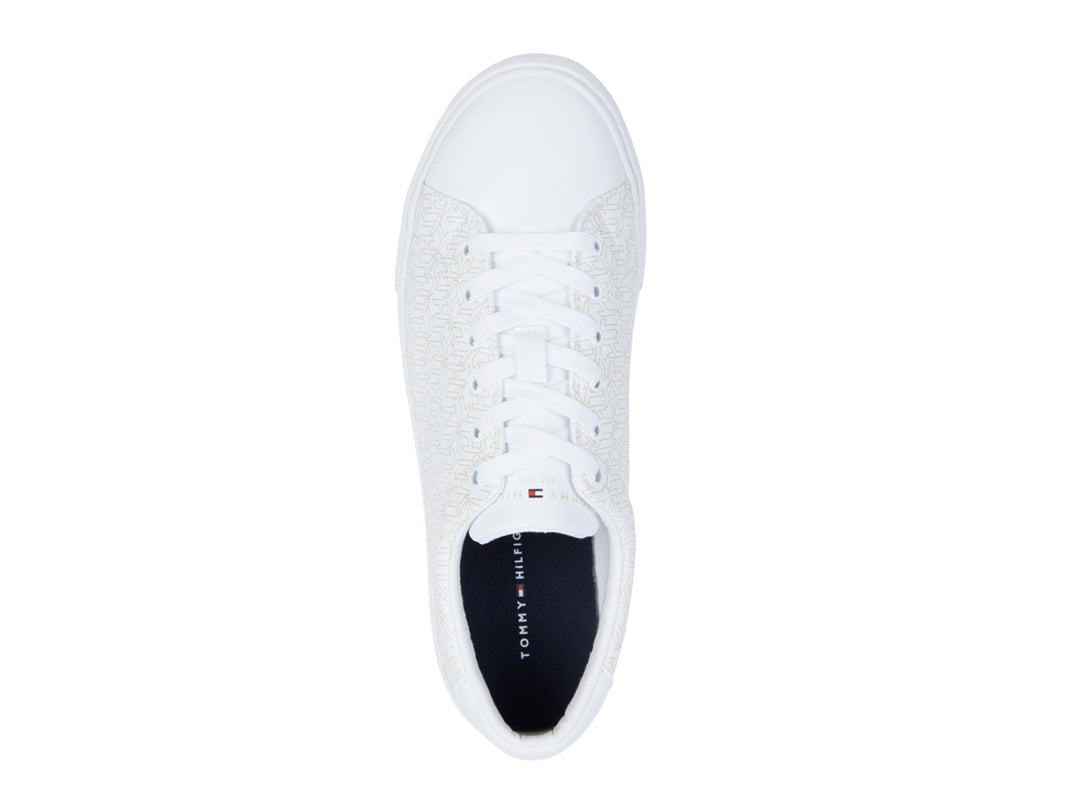 Tenis blancos Tommy Hilfiger con patrón de monograma en todo el cuerpo y suela blanca.