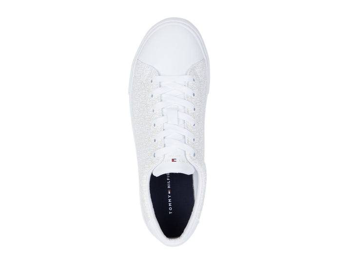 Tenis blancos Tommy Hilfiger con patrón de monograma en todo el cuerpo y suela blanca.