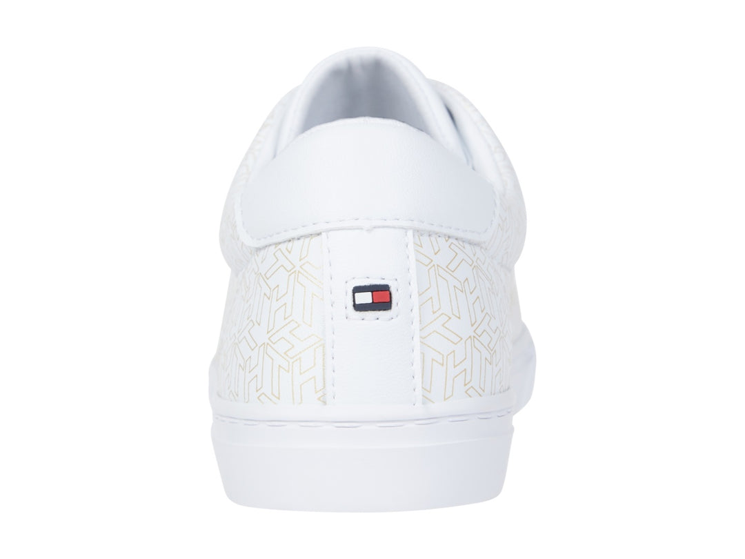 Tenis blancos Tommy Hilfiger con patrón de monograma en todo el cuerpo y suela blanca.
