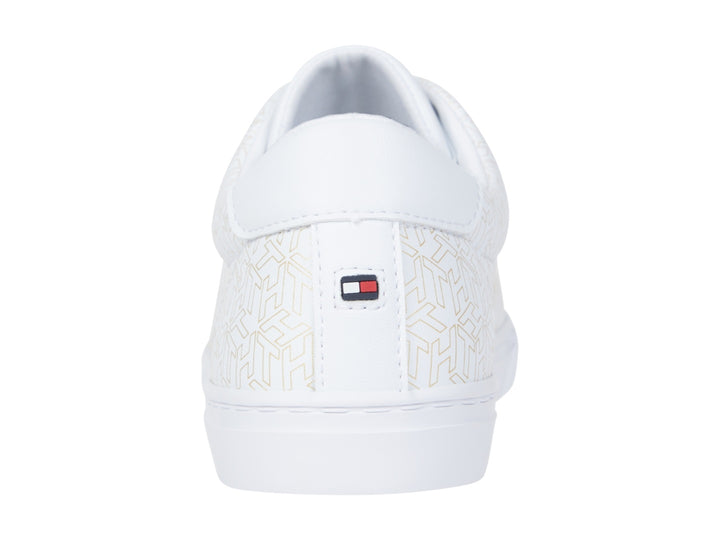 Tenis blancos Tommy Hilfiger con patrón de monograma en todo el cuerpo y suela blanca.