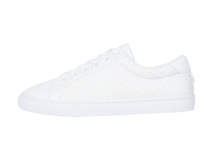 Tenis blancos Tommy Hilfiger con patrón de monograma en todo el cuerpo y suela blanca.