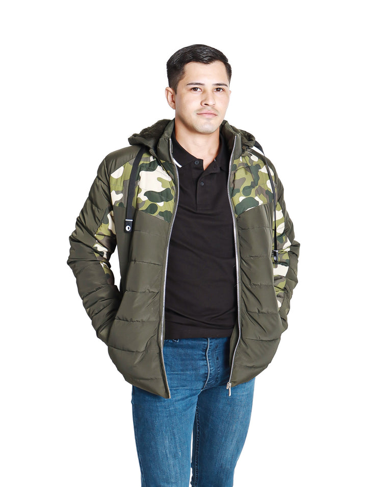 Hombre vistiendo chamarra verde con detalles de camuflaje en los hombros y capucha.