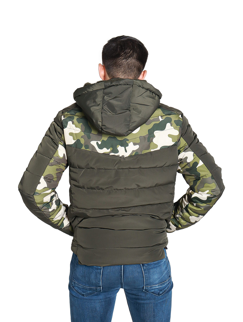 Hombre vistiendo chamarra verde con detalles de camuflaje en los hombros y capucha.