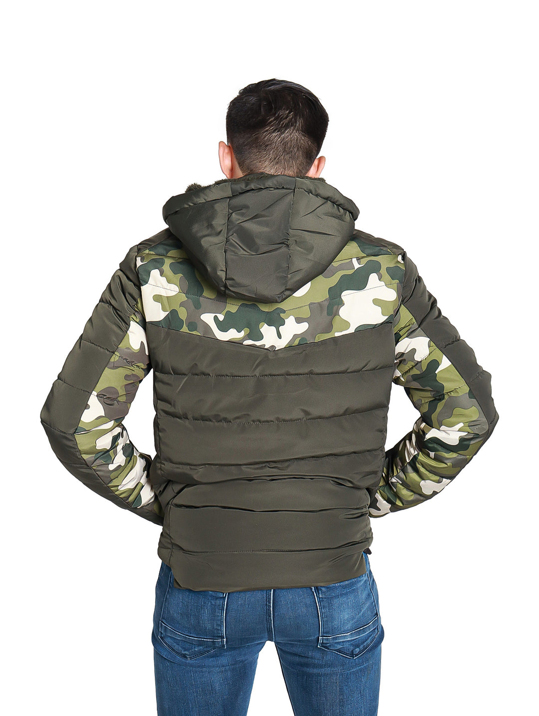 Hombre vistiendo chamarra verde con detalles de camuflaje en los hombros y capucha.