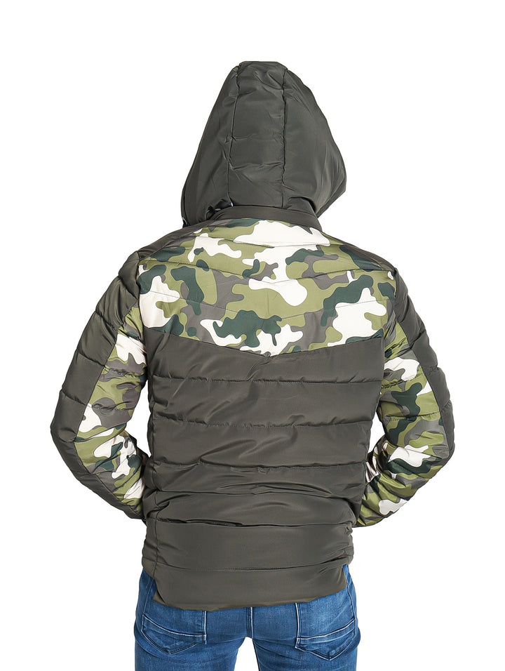 Hombre vistiendo chamarra verde con detalles de camuflaje en los hombros y capucha.