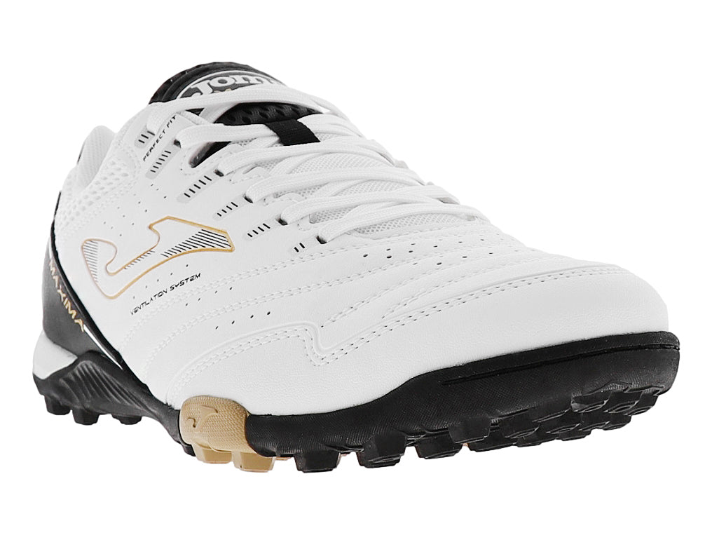 Botín de fútbol Joma Maxima color blanco con suela negra y detalles dorados.