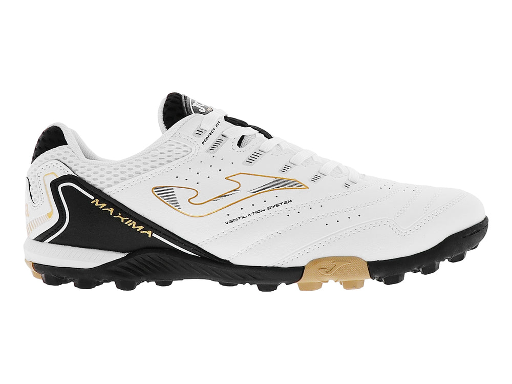 Botín de fútbol Joma Maxima color blanco con suela negra y detalles dorados.