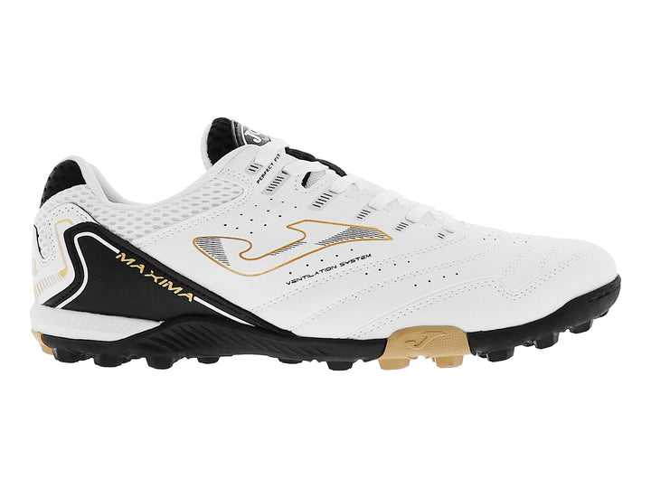 Botín de fútbol Joma Maxima color blanco con suela negra y detalles dorados.