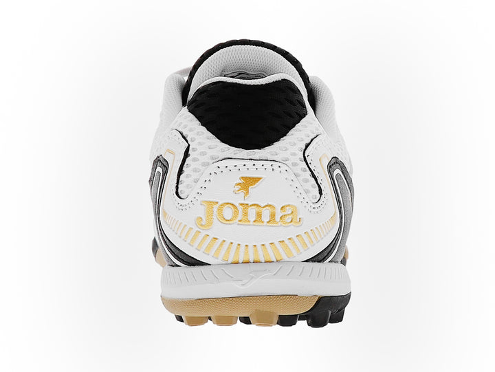 Botín de fútbol Joma Maxima color blanco con suela negra y detalles dorados.