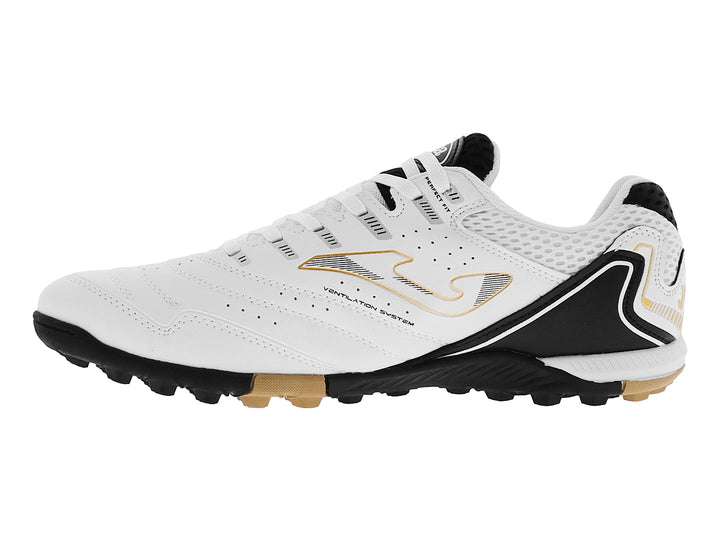 Botín de fútbol Joma Maxima color blanco con suela negra y detalles dorados.
