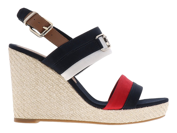 Sandalia de cuña Tommy Hilfiger con tiras en azul marino, rojo y blanco y plataforma de esparto beige.