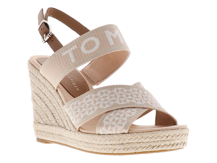 Sandalia de cuña color beige con tiras de tela y suela de esparto tejida.