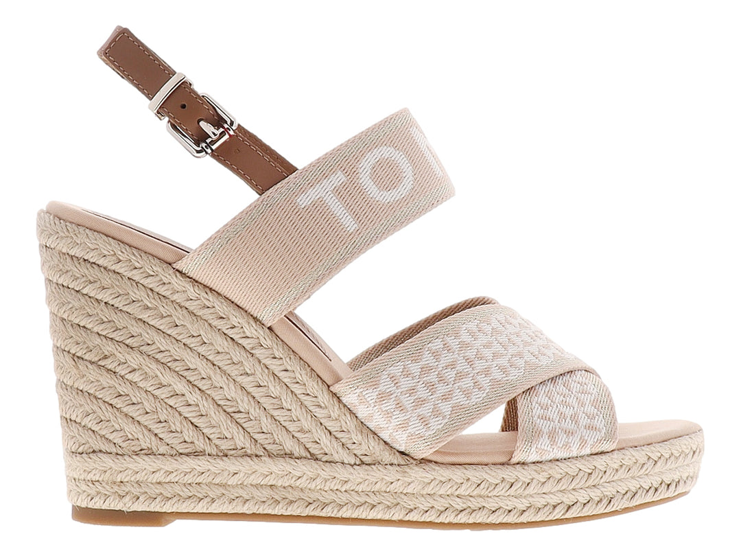 Sandalia de cuña color beige con tiras de tela y suela de esparto tejida.