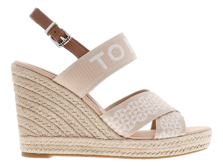 Sandalia de cuña color beige con tiras de tela y suela de esparto tejida.