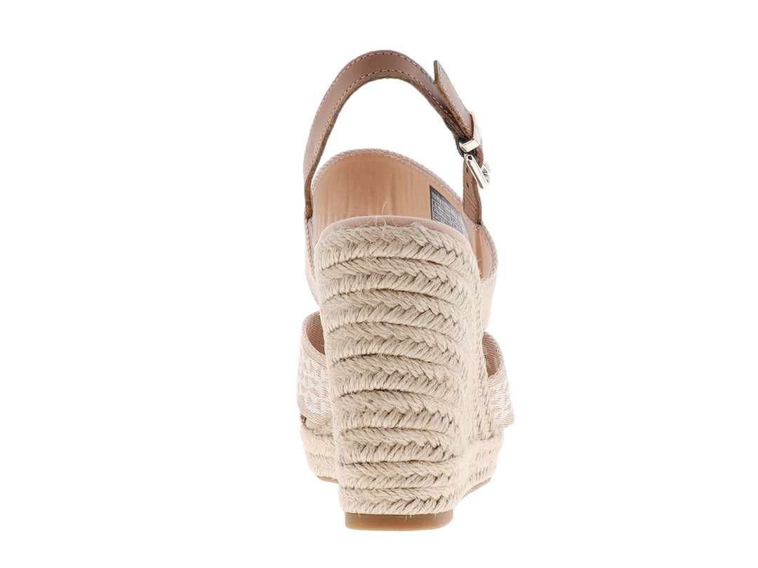 Sandalia de cuña color beige con tiras de tela y suela de esparto tejida.