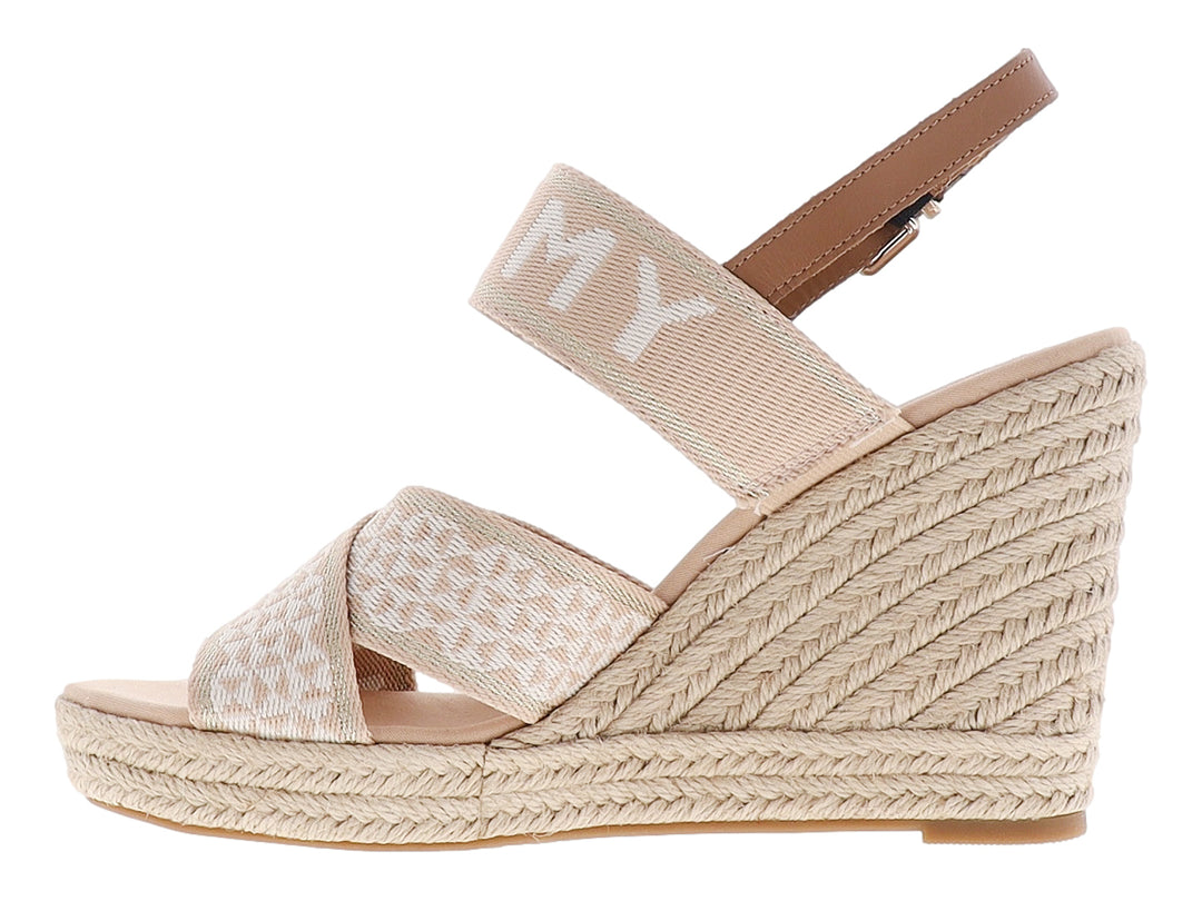 Sandalia de cuña color beige con tiras de tela y suela de esparto tejida.