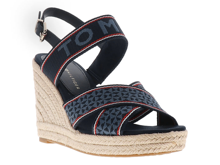 Sandalia de cuña Tommy Hilfiger azul marino con plataforma de fibras naturales y correas tejidas.