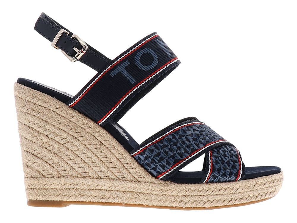 Sandalia de cuña Tommy Hilfiger azul marino con plataforma de fibras naturales y correas tejidas.