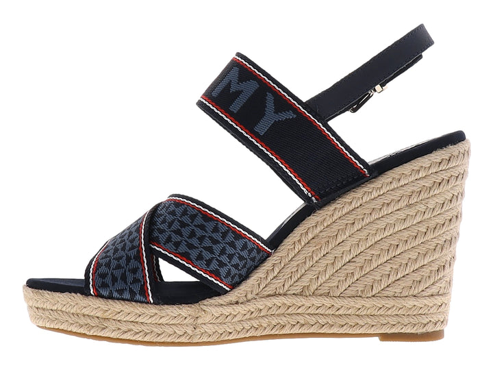 Sandalia de cuña Tommy Hilfiger azul marino con plataforma de fibras naturales y correas tejidas.