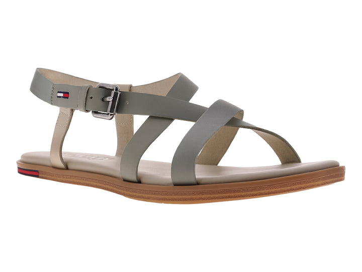Sandalia plana Tommy Hilfiger color verde grisáceo con correas cruzadas y cierre de hebilla en el tobillo.