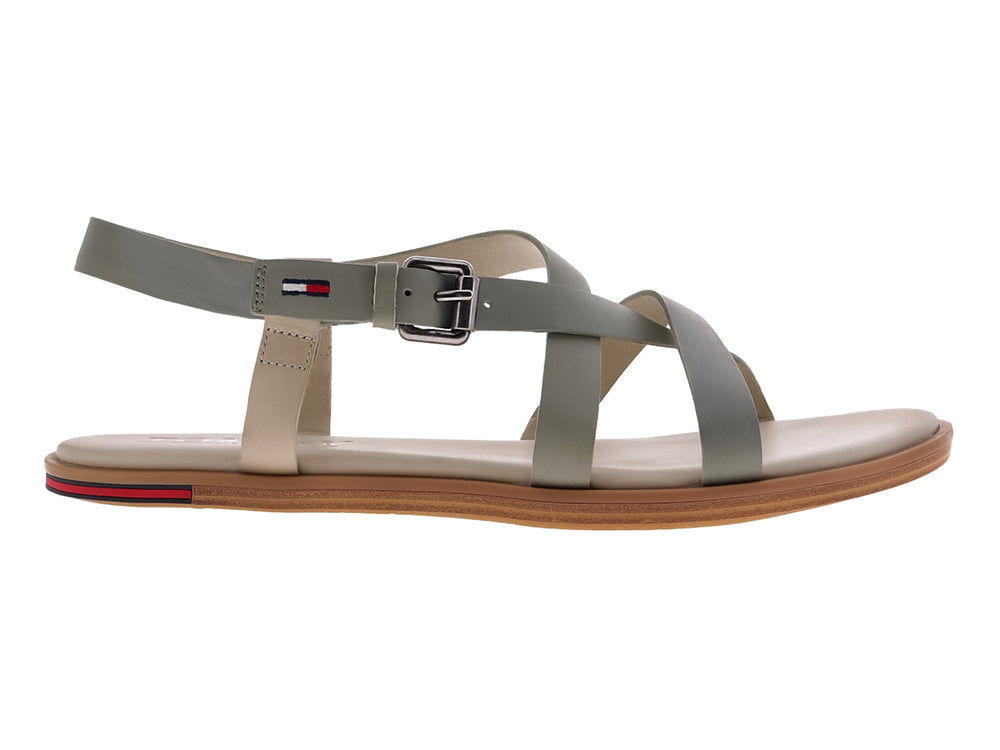 Sandalia plana Tommy Hilfiger color verde grisáceo con correas cruzadas y cierre de hebilla en el tobillo.