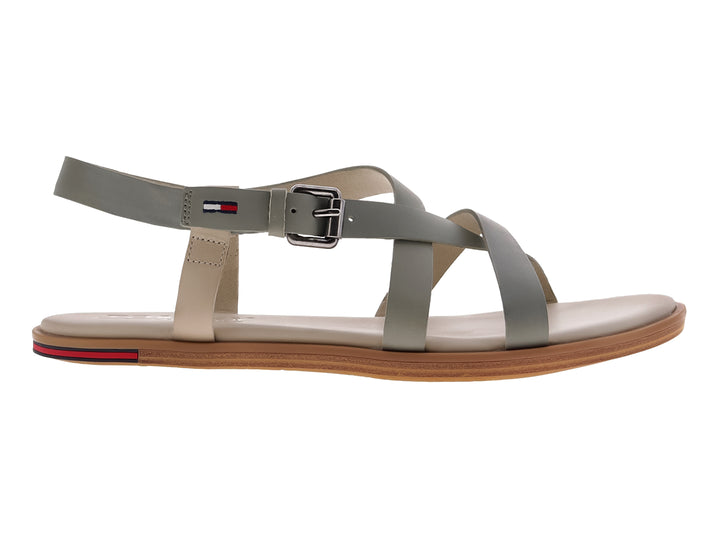 Sandalia plana Tommy Hilfiger color verde grisáceo con correas cruzadas y cierre de hebilla en el tobillo.