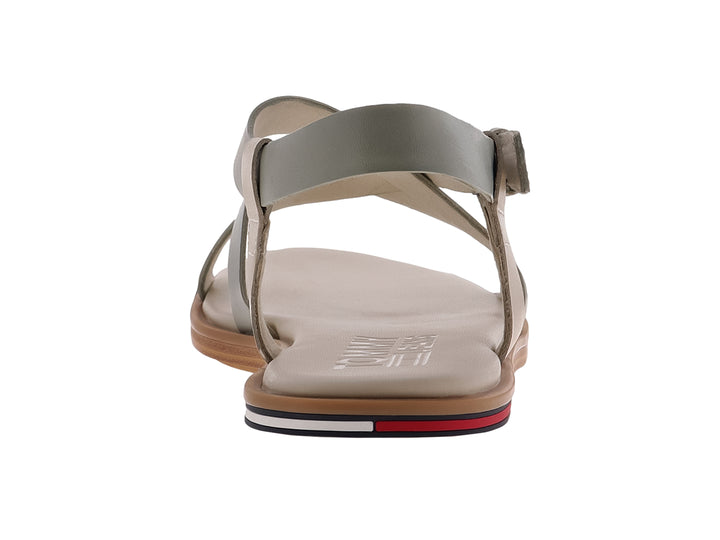 Sandalia plana Tommy Hilfiger color verde grisáceo con correas cruzadas y cierre de hebilla en el tobillo.