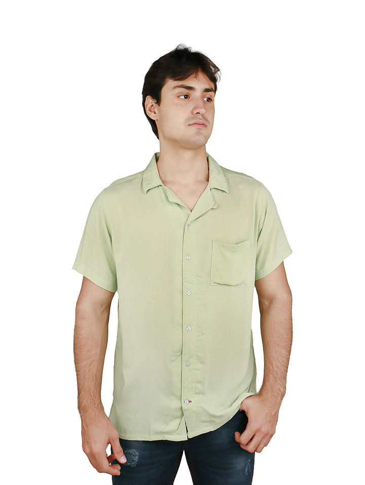 Hombre vistiendo una camisa casual de manga corta en color verde claro con un bolsillo frontal.