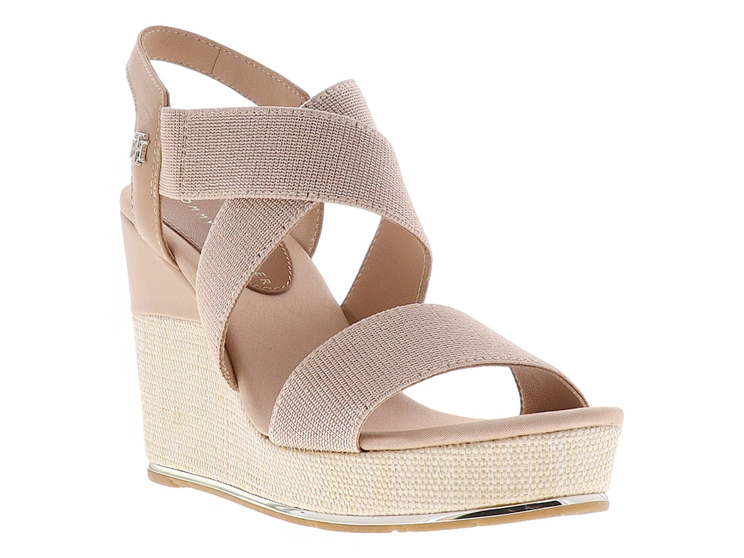 Sandalia de plataforma color beige con tiras elásticas cruzadas y tacón de cuña texturizado.