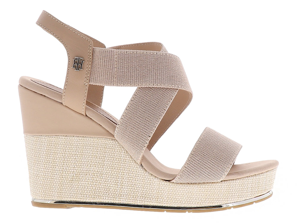 Sandalia de plataforma color beige con tiras elásticas cruzadas y tacón de cuña texturizado.
