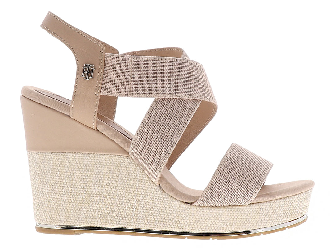 Sandalia de plataforma color beige con tiras elásticas cruzadas y tacón de cuña texturizado.