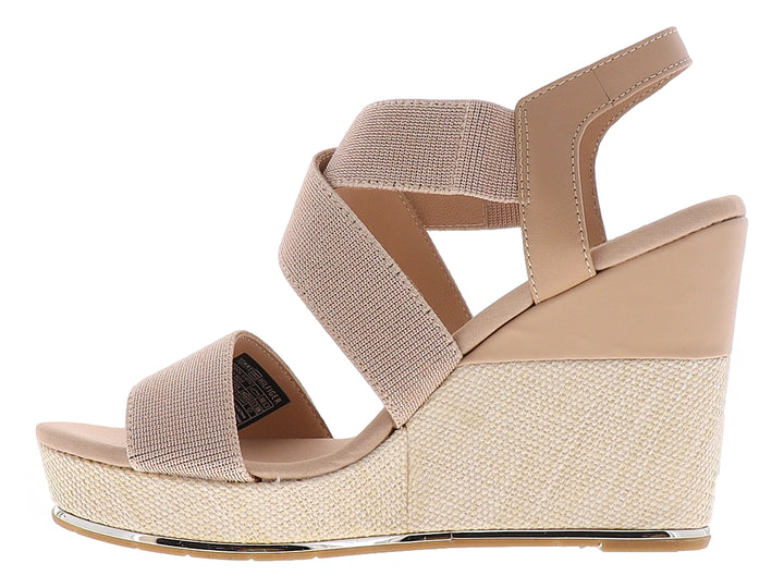 Sandalia de plataforma color beige con tiras elásticas cruzadas y tacón de cuña texturizado.
