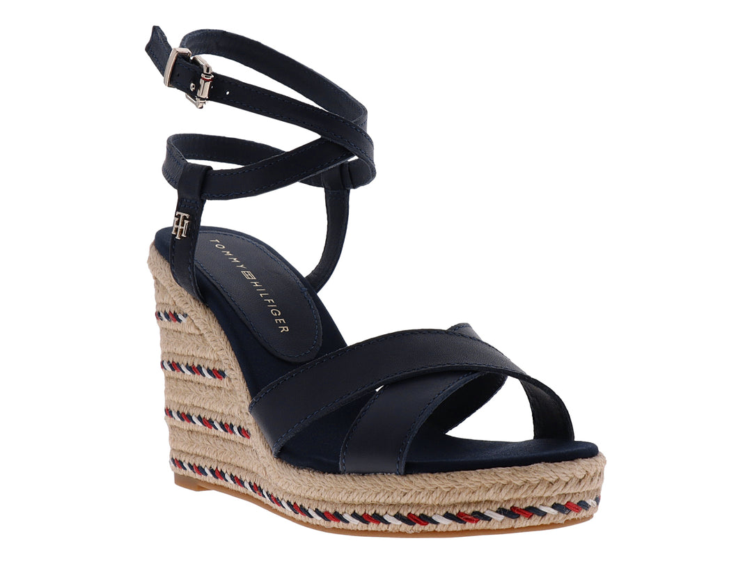 Sandalia de cuña Tommy Hilfiger color azul marino con plataforma de yute y tiras ajustables al tobillo.