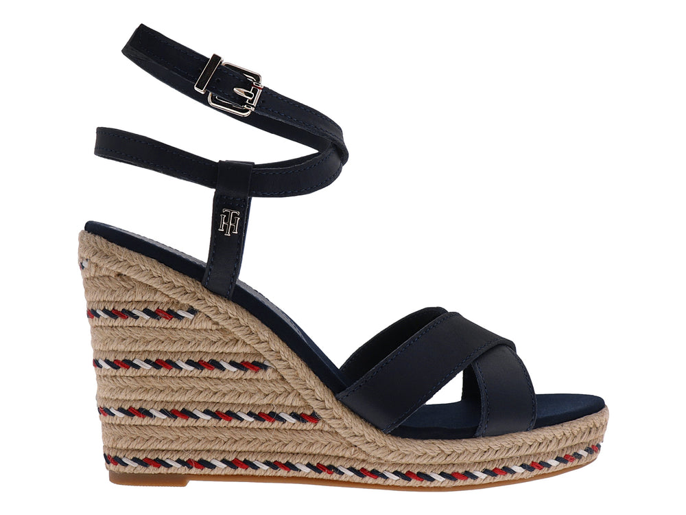 Sandalia de cuña Tommy Hilfiger color azul marino con plataforma de yute y tiras ajustables al tobillo.