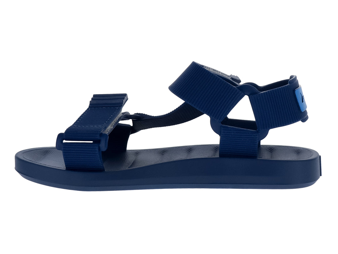 Sandalia Rider azul para niño con correas ajustables y suela cómoda.