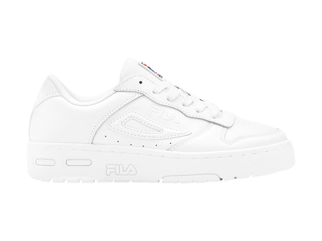 Tenis deportivos FILA para niños en color blanco con suela gruesa y detalles de marca.