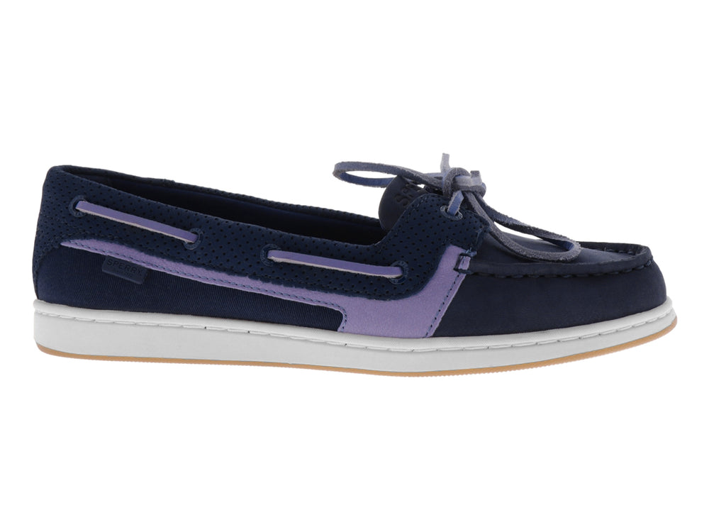 Zapato náutico Sperry color azul marino con detalles en morado y suela blanca.
