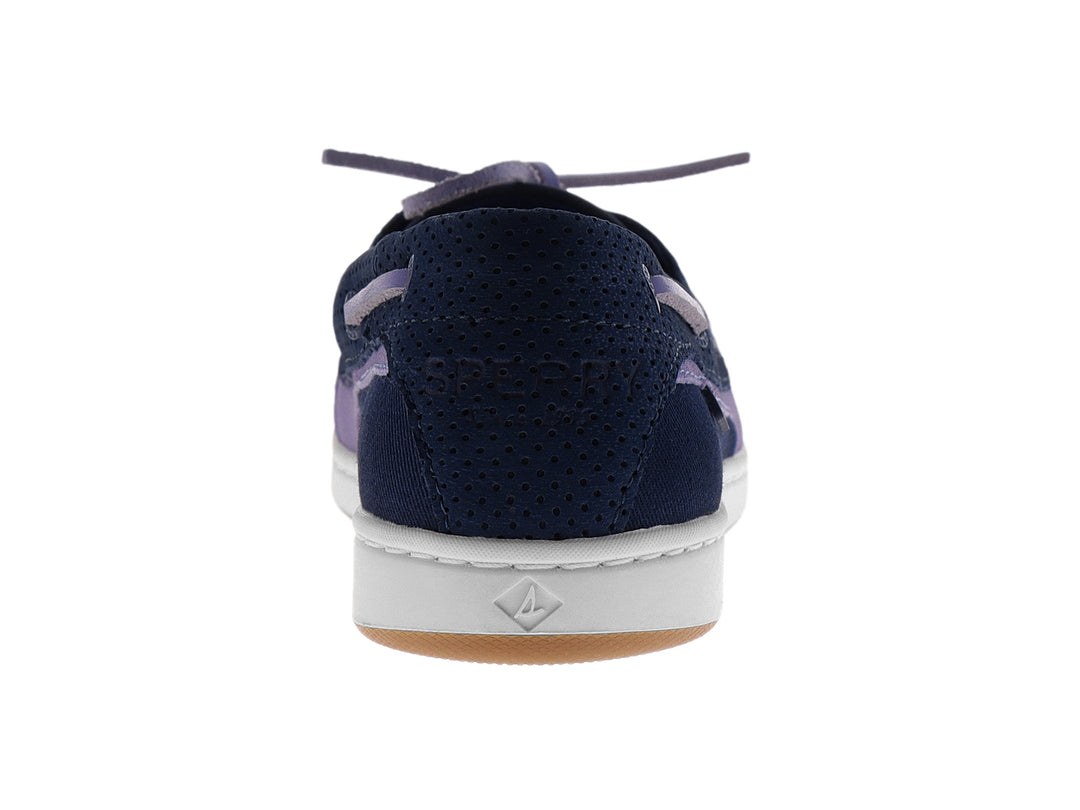 Zapato náutico Sperry color azul marino con detalles en morado y suela blanca.