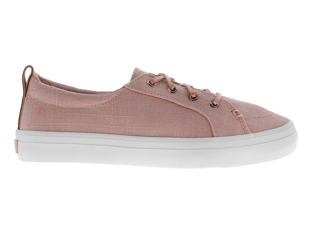 Tenis Sperry de color rosa con suela blanca y cordones, fabricados en tela de lino.